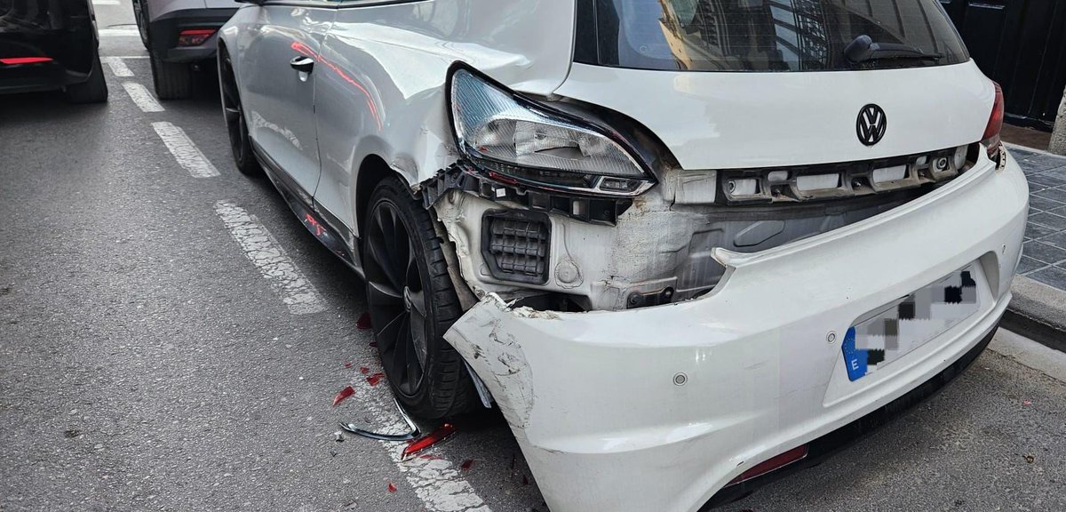 Ayer el coche de mi amiga  correctamente aparcado en la Avda del Puerto,330
Cuándo salió de trabajar el coche estaba así.
Os pido que si alguien vio y oyó algo, me lo notifiquéis por privado.
Hay un Estanco y tienda de souvenirs en la misma acera
Rt por favor.