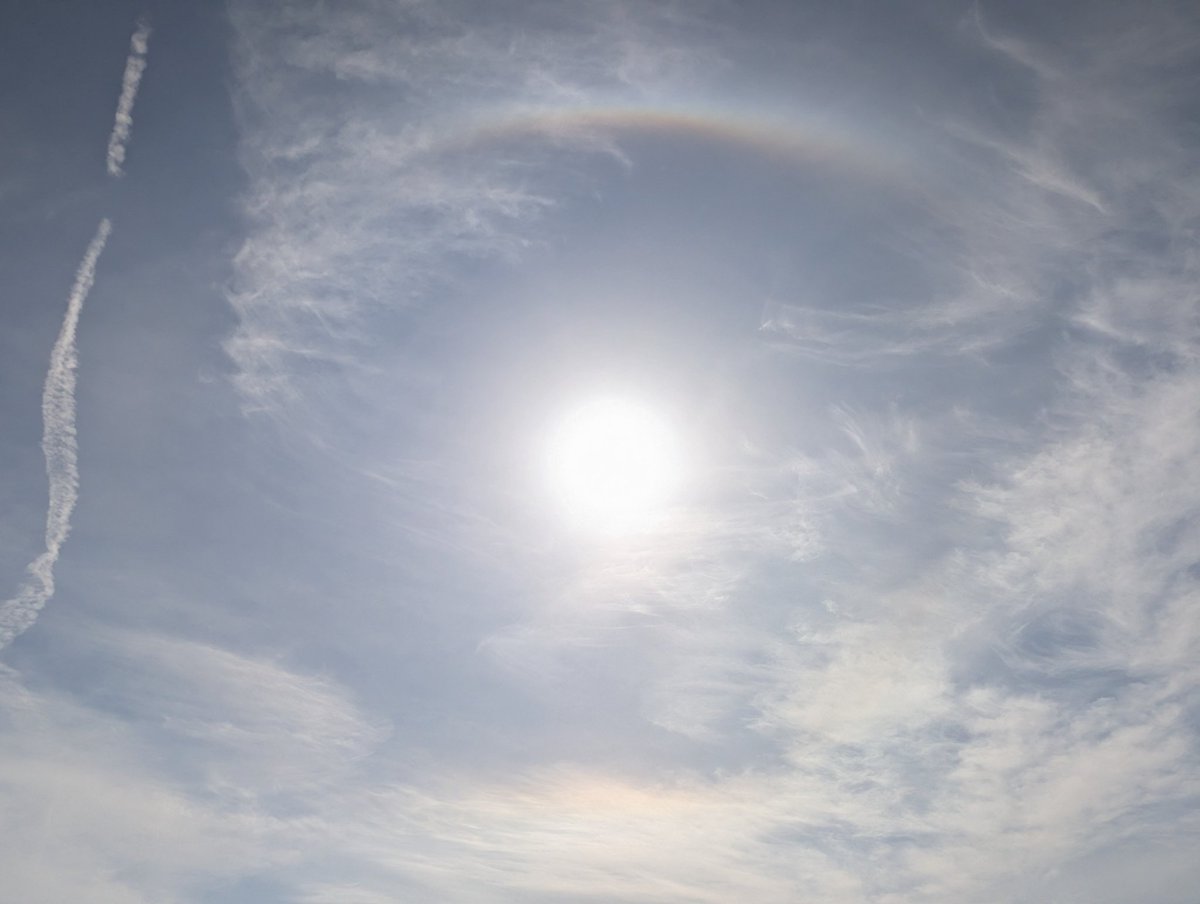 MushrooM_halos's tweet photo. 本日はタンジェントアークにハロ、そして今年初の環水平アークを見つけました✨️
#大気光学現象　#今日の空模様　#天気の図鑑 https://t.co/hJLMxu8bj4