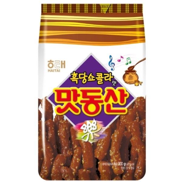 맛동산에 왜 음표가 있는지 아시나요?

맛동산은 2010년부터 ‘국악 발효 공법’ 을 정식 도입했고, 생산할 때마다 2번에 걸쳐 20시간 발효를  거치는데 이 과정 내내 국악을 틀어줍니다.

국악 소리를 들려주면 효모 활동량이 크게 늘어나서, 겉은 바삭하고 속은 부드러운 맛동산 특유의 식감이
