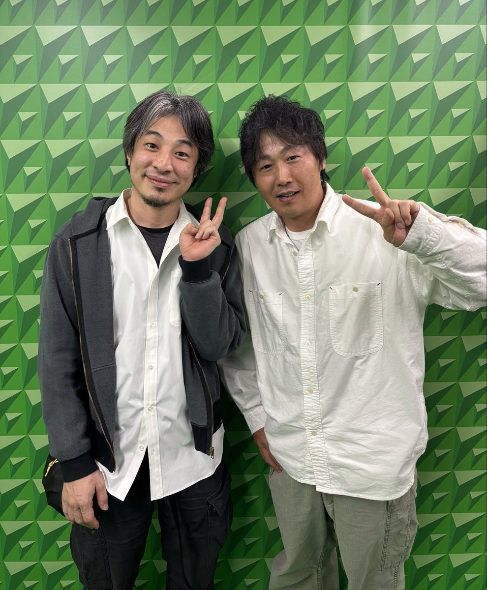 WAKAI2580's tweet photo. ひろゆきさんと高橋さんの会話、
Nontitleで見てた“あのまま”の切れ味で正直圧巻だった。

実際に会って感じたのは、
「めちゃくちゃフラットで、本質しか見てない人」。

変な威圧感もないし、
むしろ淡々としてるのに核心だけ突いてくる。

あの有名な
「それってあなたの感想ですよね」
って言われなくて、ちょっとホッとしてる。笑

でもたぶん一番怖いのは、
会話の中で言われないまま見抜かれてることかもしれない💦
@hirox246