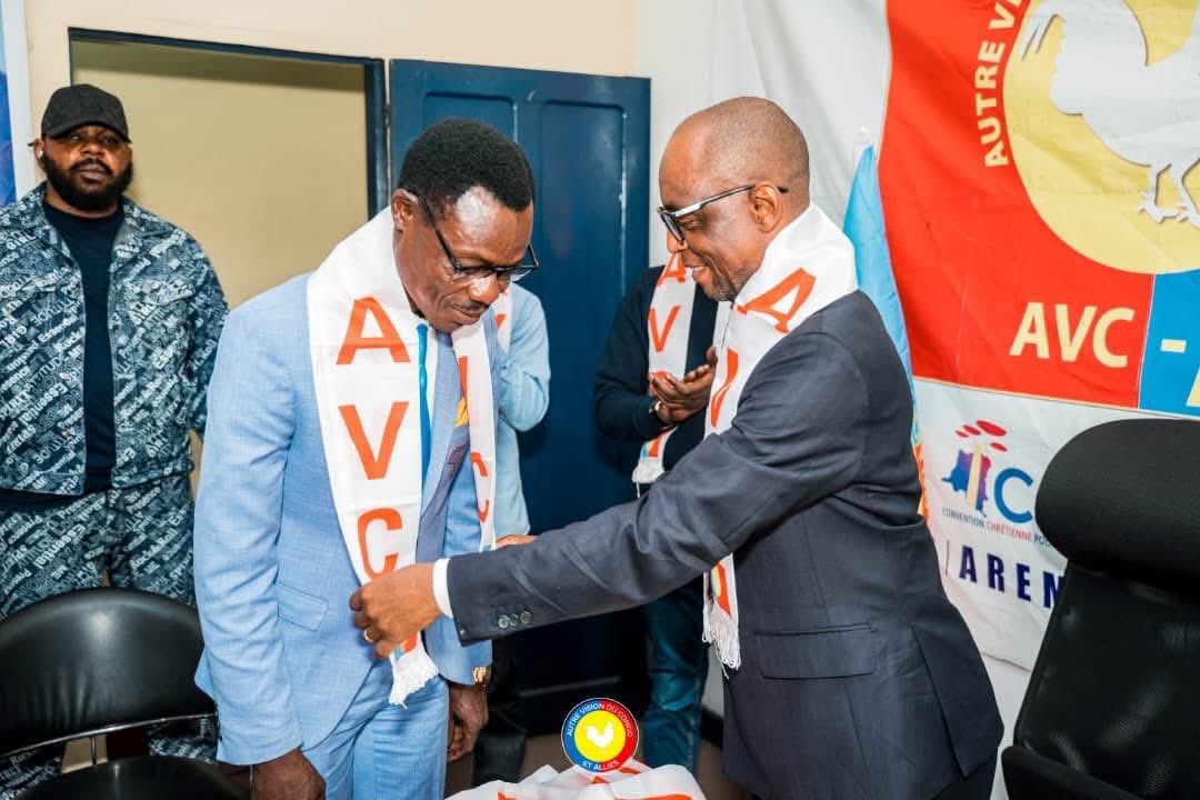 FMLarousse's tweet image. Devenu célèbre lors de la #CAN 2025 au #Maroc par ses performances physiques (rester débout durant la majeure partie des matchs des #Léopards de la #RDC) en arborant le style du héros de l'indépendance congolaise Parrice #Lumumba, l'animateur #LumumbaVea a adhéré ce week-end au