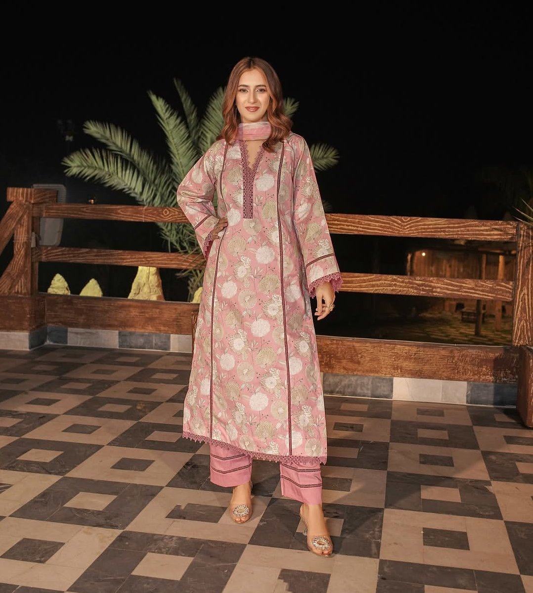 Abukhokhar9299's tweet image. Madham By LALA Volume 1:

Where comfort meets digital art! New 3pc digital print lawn collection is now live. High-quality fabric at best prices.

Available at FAZ Brand House.

Order now: 03403805395

#LALALawn #DigitalPrint #SummerFashion #FAZBrandHouse #lawn #Pakistán