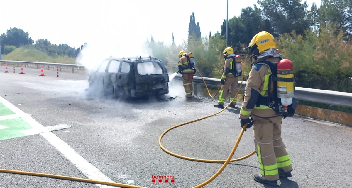 Crema totalment un turisme al voral de la C-32, a l'alçada del peatge, a Cubelles (avís 11.30h).

Sense cap altra afectació.

1 🚒

#bomberscat