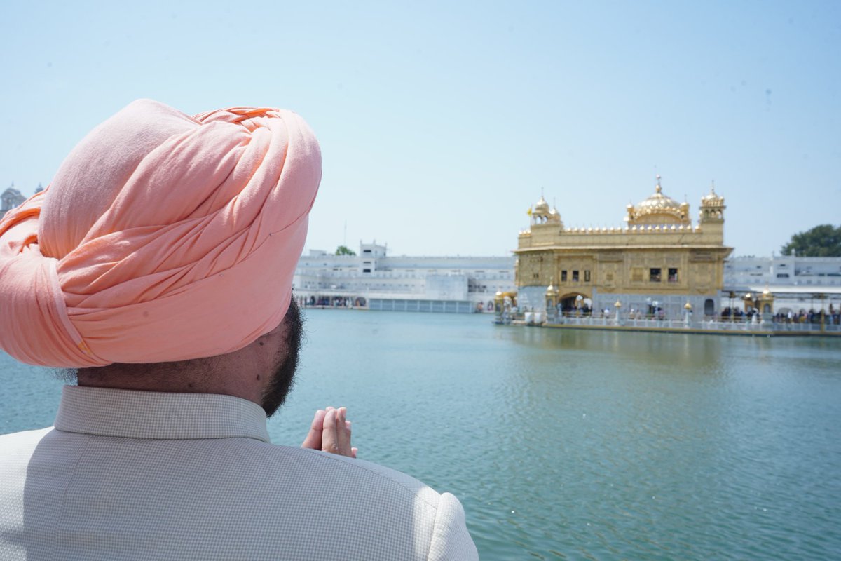 LtGenGurmit's tweet photo. "वाहे गुरु जी का खालसा, वाहे गुरु जी की फतेह"

आज श्री हरमंदिर साहिब, अमृतसर में मत्था टेकने का सौभाग्य प्राप्त हुआ। इस पावन धाम में वाहेगुरु जी के चरणों में देश और प्रदेशवासियों की सुख, समृद्धि एवं खुशहाली के लिए हृदय से अरदास की।

श्री हरमंदिर साहिब केवल एक धार्मिक स्थल नहीं, बल्कि मानवता, समरसता और निस्वार्थ सेवा का दिव्य संगम है। यहाँ गूंजती गुरुवाणी, सरोवर की अलौकिक शांति और हर ओर दिखती सेवा भावना आत्मा को गहराई से स्पर्श करती है।

यह पवित्र स्थान हमें सिखाता है कि सच्ची श्रद्धा केवल प्रार्थना में नहीं, बल्कि सेवा, समर्पण और प्रेम में निहित है। यहां मन दिव्य शांति, सकारात्मक ऊर्जा तथा आत्मिक आनंद से पूर्णतः सराबोर हो जाता है।
वाहेगुरु जी की कृपा हम सभी पर बनी रहे।

ਵਾਹਿਗੁਰੂ ਜੀ ਕਾ ਖਾਲਸਾ, ਵਾਹਿਗੁਰੂ ਜੀ ਕੀ ਫਤਹਿ।

ਅੱਜ ਸ੍ਰੀ ਹਰਿਮੰਦਰ ਸਾਹਿਬ, ਅੰਮ੍ਰਿਤਸਰ ਵਿਖੇ ਨਤਮਸਤਕ ਹੋ ਕੇ ਵਾਹਿਗੁਰੂ ਜੀ ਅੱਗੇ ਸਰਬੱਤ ਦੇ ਭਲੇ ਲਈ ਅਰਦਾਸ ਕੀਤੀ—ਦੇਸ਼ ਤੇ ਪ੍ਰਦੇਸ਼ ਵਾਸੀਆਂ ਦੀ ਚੜ੍ਹਦੀ ਕਲਾ, ਸੁਖ-ਸਮ੍ਰਿੱਧੀ ਅਤੇ ਖੁਸ਼ਹਾਲੀ ਲਈ ਬੇਨਤੀ ਕੀਤੀ।

ਸੱਚਖੰਡ ਸ੍ਰੀ ਹਰਿਮੰਦਰ ਸਾਹਿਬ ਸਿਰਫ਼ ਇੱਕ ਧਾਰਮਿਕ ਅਸਥਾਨ ਨਹੀਂ, ਸਿੱਖੀ ਦੇ ਮੂਲ ਸਿਧਾਂਤਾਂ—ਨਾਮ ਜਪਣਾ, ਕਿਰਤ ਕਰਨੀ ਅਤੇ ਵੰਡ ਛਕਣਾ—ਦਾ ਜੀਵੰਤ ਦਰਪਣ ਹੈ। ਇੱਥੇ ਹਰ ਪਾਸੇ ਨਿਮਰਤਾ, ਸੇਵਾ ਅਤੇ ਸਮਾਨਤਾ ਦੀ ਰੌਸ਼ਨੀ ਮਹਿਸੂਸ ਹੁੰਦੀ ਹੈ। ਸਰੋਵਰ ਦੀ ਸ਼ਾਂਤੀ, ਗੁਰਬਾਣੀ ਦੀ ਧੁਨ ਅਤੇ ਲੰਗਰ ਦੀ ਸੇਵਾ ਸਾਨੂੰ ਪੰਜਾਬੀਅਤ ਦੀ ਰੂਹ—ਪਿਆਰ, ਸਾਂਝ ਅਤੇ ਨਿਸ਼ਕਾਮ ਭਾਵਨਾ—ਦਾ ਅਹਿਸਾਸ ਕਰਾਉਂਦੇ ਹਨ।

ਇਹ ਪਵਿੱਤਰ ਧਰਤੀ ਸਾਨੂੰ ਯਾਦ ਦਿਵਾਉਂਦੀ ਹੈ ਕਿ ਸੱਚੀ ਜ਼ਿੰਦਗੀ ਸੇਵਾ, ਸਮਰਪਣ ਅਤੇ ਸਰਬੱਤ ਦੇ ਭਲੇ ਵਿੱਚ ਹੀ ਵੱਸਦੀ ਹੈ।

#SriHarmandirSahib #GoldenTemple #WaheguruJi #Blessings #Amritsar

@rashtrapatibhvn @VPIndia @PMOIndia @narendramodi @HMOIndia @AmitShah @DIPR_UK