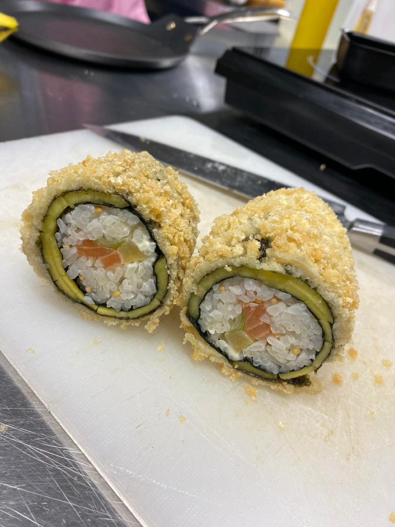 robert_verweij's tweet photo. Gefrituurde sushi: krokant van buiten, kunst van binnen...
#TeesT #sushi #cursus https://t.co/NeeIMDMPkm
