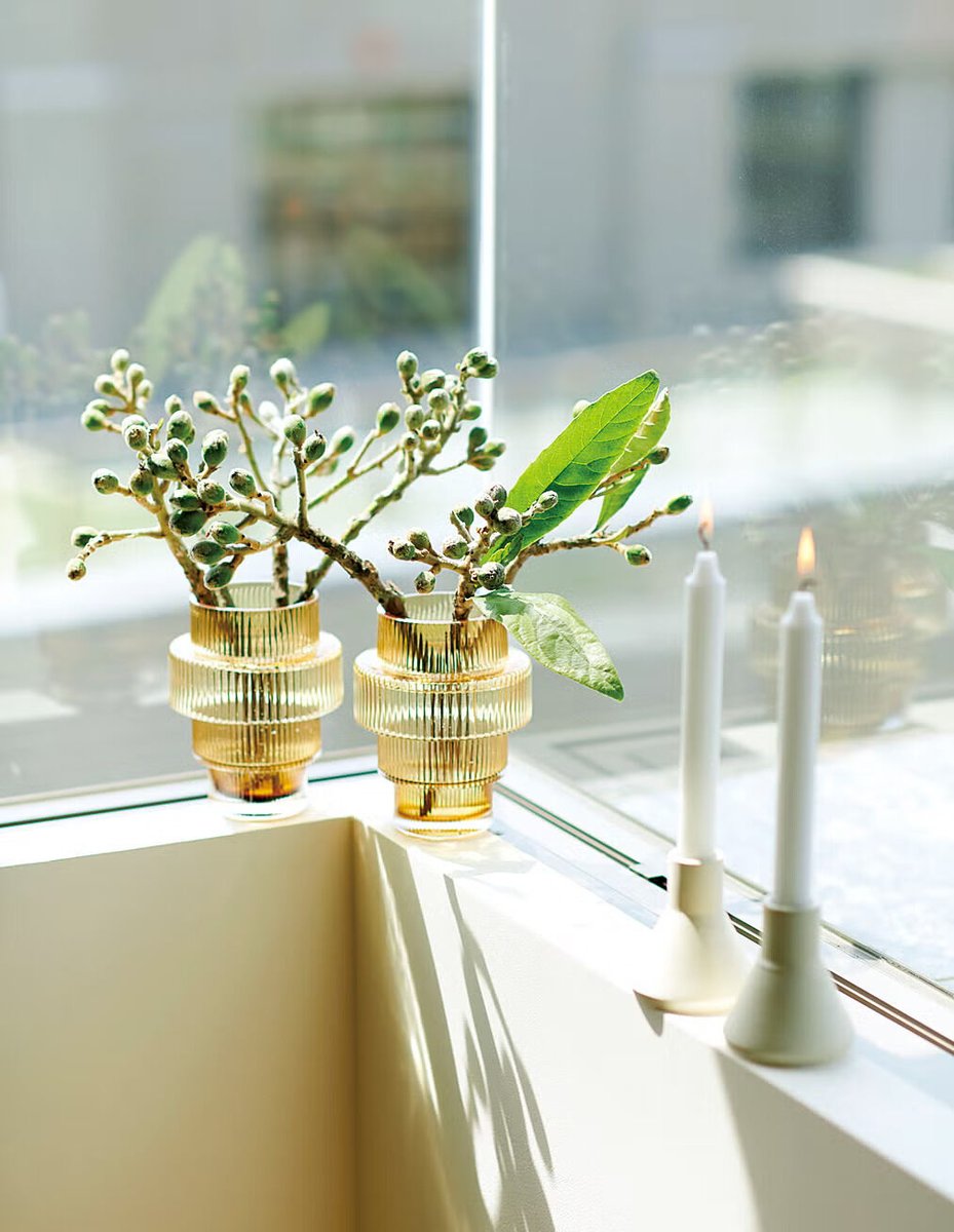 ニコライ・バーグマンが自宅で実践する、花の飾り方🌷 
bit.ly/4enodNy

家具や壁などの素材の質感や色と組み合わせて花を選ぶフラワーアーティスト、ニコライ・バーグマン。彼が新居の各所で楽しむ、さまざまな花の飾り方を紹介。