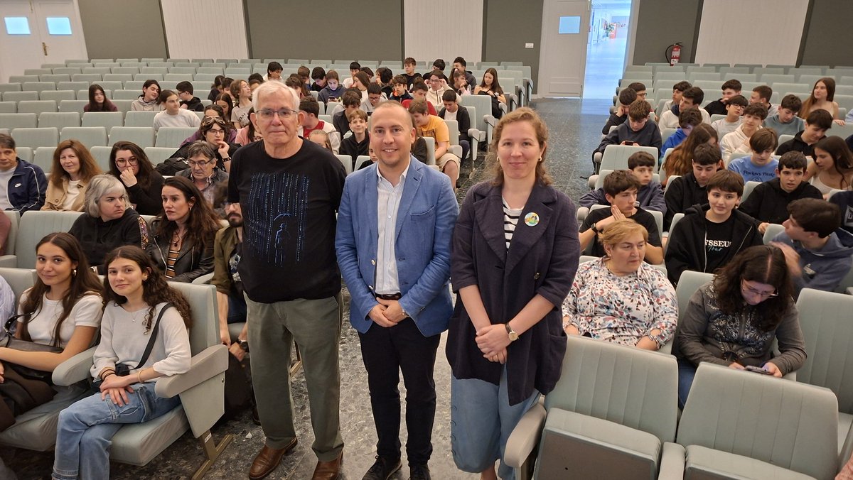 aytoSalamanca's tweet image. El concejal de 📖 Educación, Luis Sánchez, participa en la Facultad de Ciencias en el acto de bienvenida del XVIII Encuentro de Primavera del Proyecto #EsTalMat  'Estímulo del Talento Matemático' Castilla y León.