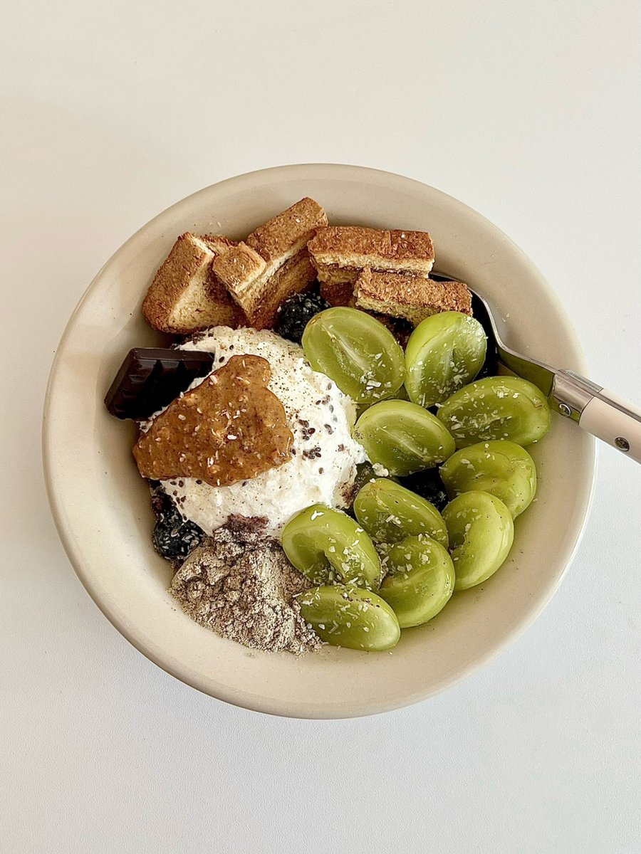 SSchorik's tweet image. Fuel your day u0026 shed fat with our 150-calorie Berry Protein Bowl!  Greek yogurt (probiotics) + mixed berries (antioxidants) + chia seeds (fiber) = crunchy, sweet, and keep-full goodness.  No junk—just clean eats to hit your goals.  #FatLossMeals #CleanEating