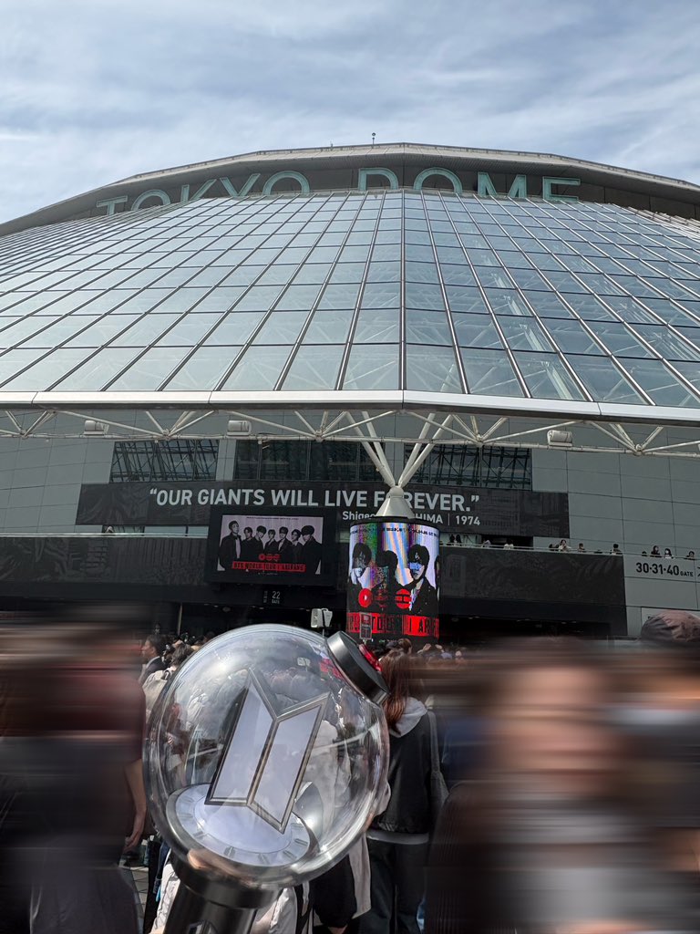 ENPIN7's tweet photo. 今日は久々7年ぶりにきた東京ドーム……初バンタン。

凄まじすぎた。
東京ドーム20年近くコンサート行ってるけど、あんな地鳴りのような歓声とか聞いたことない……流石でした。

テテの｢好きすぎて滅｣可愛かった。
ナムさんのメントに泣いた。

余韻なくトンボ帰りします。

#BTS_ARIRANG_TOKYO https://t.co/gmiIedsjAD