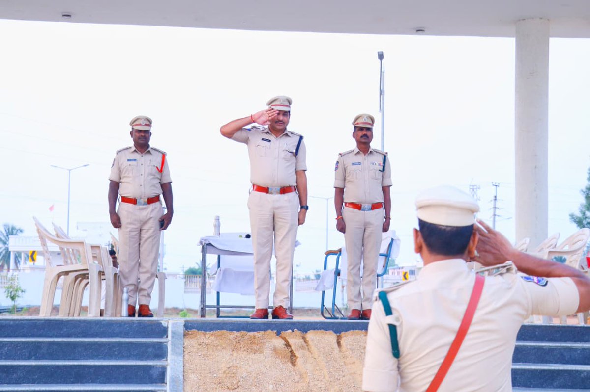 spmedak's tweet image. మెదక్ జిల్లా పోలీస్ కార్యాలయంలో నిర్వహించిన పరేడ్‌లో ఏఆర్ డీఎస్పీ రంగా నాథ్ గారు గౌరవ వందనం స్వీకరించారు. 
క్రమశిక్షణ, సమయపాలన ప్రతి పోలీసుకు తప్పనిసరి అని, శారీరక దృఢత్వం–ఆరోగ్యంపై ప్రత్యేక శ్రద్ధ అవసరమని సూచించారు. “చట్టం అందరికీ సమానం” అని స్పష్టం చేశారు. 
 #Discipline #Medak