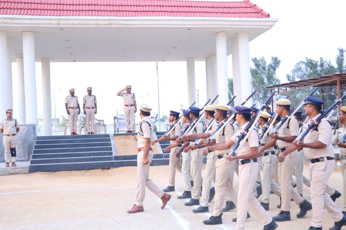 spmedak's tweet image. మెదక్ జిల్లా పోలీస్ కార్యాలయంలో నిర్వహించిన పరేడ్‌లో ఏఆర్ డీఎస్పీ రంగా నాథ్ గారు గౌరవ వందనం స్వీకరించారు. 
క్రమశిక్షణ, సమయపాలన ప్రతి పోలీసుకు తప్పనిసరి అని, శారీరక దృఢత్వం–ఆరోగ్యంపై ప్రత్యేక శ్రద్ధ అవసరమని సూచించారు. “చట్టం అందరికీ సమానం” అని స్పష్టం చేశారు. 
 #Discipline #Medak