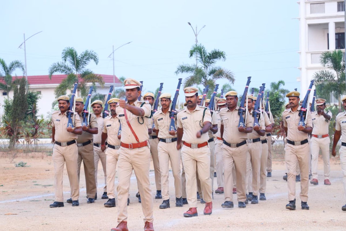 spmedak's tweet image. మెదక్ జిల్లా పోలీస్ కార్యాలయంలో నిర్వహించిన పరేడ్‌లో ఏఆర్ డీఎస్పీ రంగా నాథ్ గారు గౌరవ వందనం స్వీకరించారు. 
క్రమశిక్షణ, సమయపాలన ప్రతి పోలీసుకు తప్పనిసరి అని, శారీరక దృఢత్వం–ఆరోగ్యంపై ప్రత్యేక శ్రద్ధ అవసరమని సూచించారు. “చట్టం అందరికీ సమానం” అని స్పష్టం చేశారు. 
 #Discipline #Medak