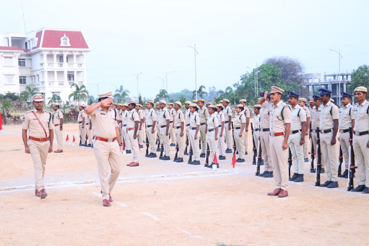 spmedak's tweet image. మెదక్ జిల్లా పోలీస్ కార్యాలయంలో నిర్వహించిన పరేడ్‌లో ఏఆర్ డీఎస్పీ రంగా నాథ్ గారు గౌరవ వందనం స్వీకరించారు. 
క్రమశిక్షణ, సమయపాలన ప్రతి పోలీసుకు తప్పనిసరి అని, శారీరక దృఢత్వం–ఆరోగ్యంపై ప్రత్యేక శ్రద్ధ అవసరమని సూచించారు. “చట్టం అందరికీ సమానం” అని స్పష్టం చేశారు. 
 #Discipline #Medak