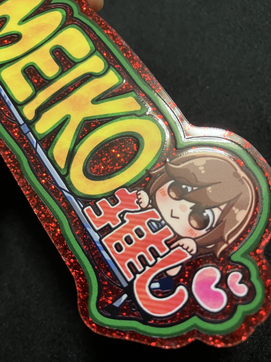 #MEI国民祭 で配布予定のMEIKOさんアクキー届いた！
赤ラメギラギラで可愛い！だいたい11センチくらいなのでデカい！
表印刷＋ニスなのでぷっくりしててかわよ
よろしくお願いします！