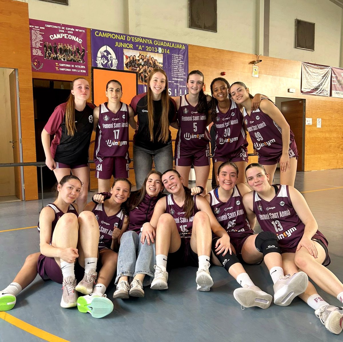 FemSantAdria's tweet photo. ▶️ 𝗙𝗜𝗡𝗔𝗟 𝗗𝗘 𝗣𝗔𝗥𝗧𝗜𝗧 ◀️
#𝗝𝗿𝗕𝗙𝗦𝗔

🚨🔥 CLASSIFICADES PER A LA FINAL A 4!!!

😤 Restant dues jornades jugarem el cap de setmana del 23 i 24 de maig la Final a 4

🏀 C.C. JÚNIOR PREFERENT 1er ANY - 2a FASE - 05

#JrBFSA 5️⃣8️⃣ 🆚 U.E. MATARÓ 5️⃣0️⃣ https://t.co/30O77z4bYu