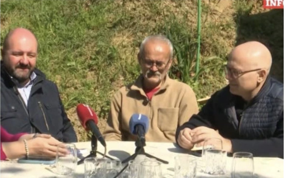 Deda u sredini je juče napao kod Banovine ljude koji su 16 minuta ćutali za nastradale. Dedu je jedan mladić uz pomoć 2 policajca udaljio. SNS je danas posetio provokatora, a napravili su i protest. Pozivam Novosađane da idući petak odamo poštu stradalima kod zgrade Banovine!