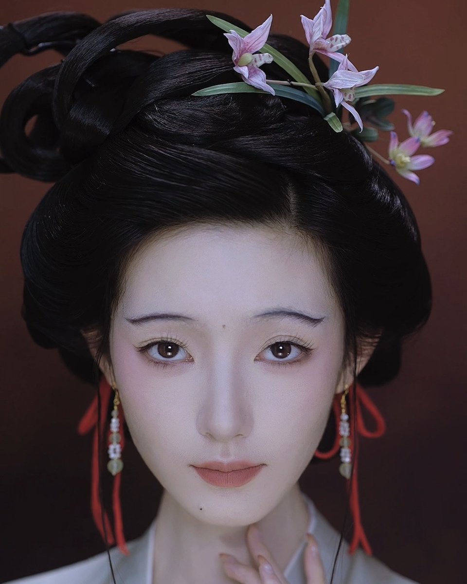 ChinaDaily's tweet image. The idea that personal adornment can be inspired by any facet of Chinese #culture has sparked innovation among beauty enthusiasts. #CulturalJourney #FunChina bit.ly/4cSrXoY