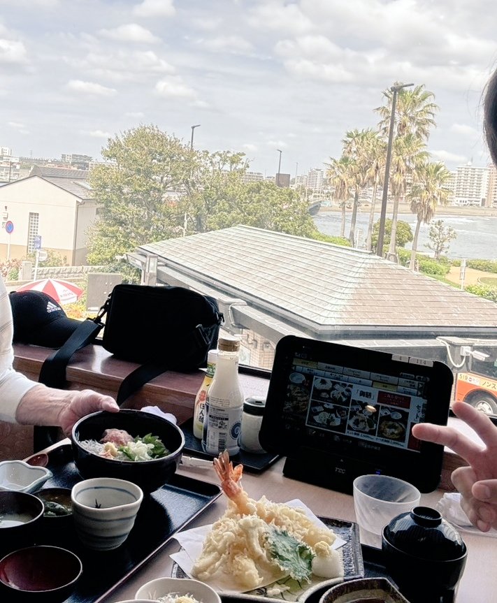Rocket2540's tweet photo. 先日、免許返納してドライブに気軽に行けなくなってしまった父を息子が江ノ島までドライブに連れて行ってくれました。父は息子と二人でのドライブにとても喜んでくれました🥰
娘が父の実家の料亭の写真が見たいと…探し出してくれました。お客様用の大玄関からの写真です。懐かしい✨ https://t.co/0QOfdqhH1Y