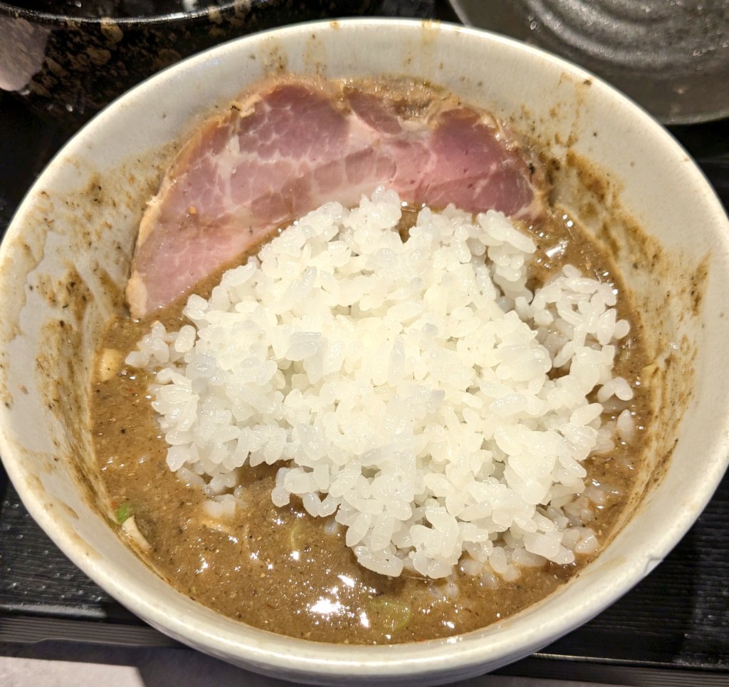 王道豚骨魚介つけ麺+チャーシュー豚5枚
麺屋一燈@新小岩
ホールリニューアル後初訪…限定残り4杯間に合った💦
小岩時代の豚魚を思い出しつつひと口啜ると嘗てよりも洗練された味わいに感動🤩節系の燻香の余韻がタマラン🤣
神豚が凄い✨
やば過ぎ極ウマ∞❗️坂本社長、スタッフの皆さまご馳走様でした🙇