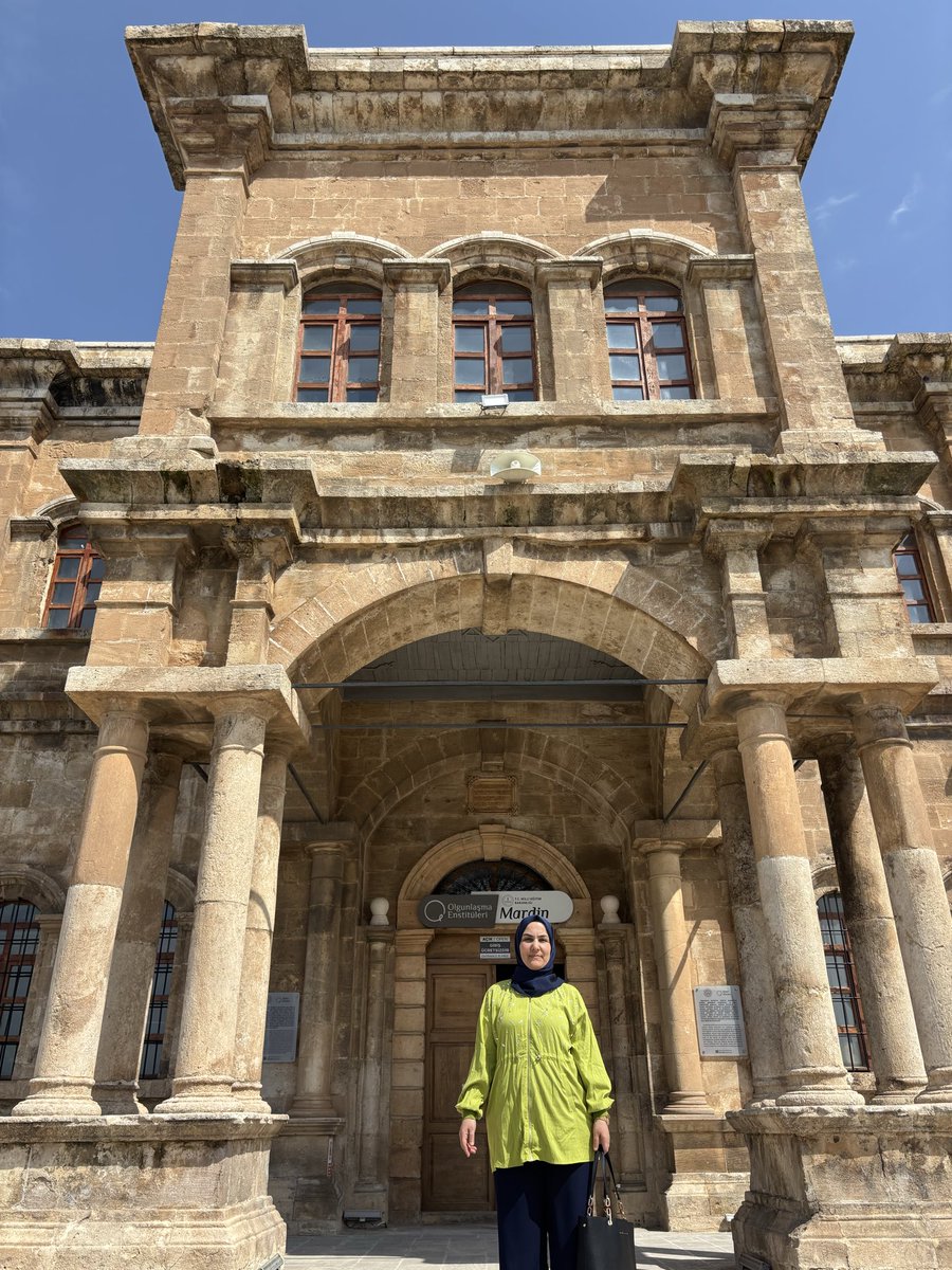 emineilyas1's tweet photo. Mardin Olgunlaşma Enstitüsü  kendine has sarı kalker taşından yapılmış mimarisi muhteşem.
İçerideki zanaatkarların emeği ise bambaşka bir boyut. Geleneksel el sanatlarını, iğne oyasından gümüş işlemeciliğine kadar yaşatılıyor olması gurur verici. https://t.co/QsRrXm2uu7