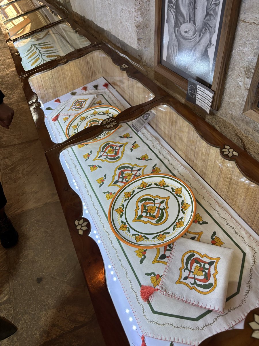 emineilyas1's tweet photo. Mardin Olgunlaşma Enstitüsü  kendine has sarı kalker taşından yapılmış mimarisi muhteşem.
İçerideki zanaatkarların emeği ise bambaşka bir boyut. Geleneksel el sanatlarını, iğne oyasından gümüş işlemeciliğine kadar yaşatılıyor olması gurur verici. https://t.co/QsRrXm2uu7