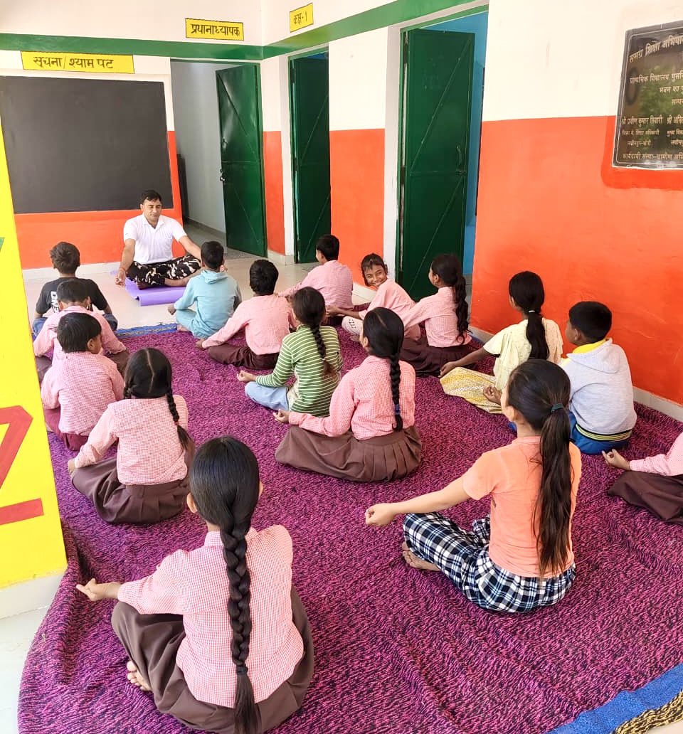 🌿🧘‍♂️ स्वस्थ तन, शांत मन — योग से ही संभव 🧘‍♀️🌿 तृतीय वाहिनी सशस्त्र सीमा बल, लखीमपुर खीरी की सीमा चौकी रघुनगर के जवानों एवं सीमा चौकी पचपेड़ा द्वारा प्राथमिक विद्यालय, धुसकिया में योग कार्यक्रम का आयोजन किया गया।
#ssbindia🇮🇳 #ftrlucknow #shqlakhimpurkheri #internationalYogaDay