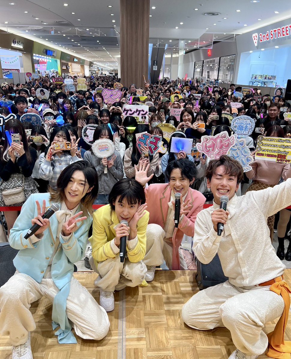 モナキ tweet media