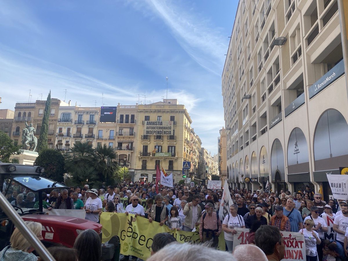 laccent's tweet photo. En marxa la manifestació a Reus contra la MAT. Milers de persones omplin els carrers contra la destrucció del territori i l'especulació energètica #NoalaMAT #DefensemLaTerra https://t.co/vIBaxgqjbI