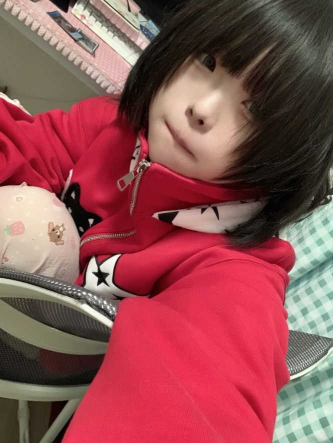 えなこ tweet media