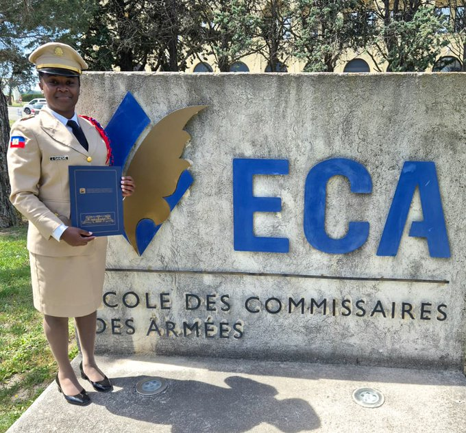 lequotidien509's tweet image. La lieutenante Jhunie Laura Ganeme des forces d'armées d'haiti (@SupportFAdH) a participé au 197ᵉ Cours international militaire sur le #DroitHumanitaire organisé par l’#IIHL à Salon-de-Provence, France, avec le soutien du #CICR. #Défense @lequotidien509 #Htaghaiti #Htagdiaspora