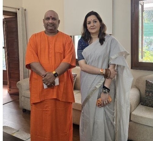 आंड स्वरूप के साथ खड़ी यह महिला हमेशा मैरिट की बात करती है, SC ST आरक्षण से इसको दिक्कत है, लेकिन महिला आरक्षण इसको चाहिए,

सुवर्ण महिला पुरुष से भी ज्यादा ख़तरनाक है, इनको दिक्कत आरक्षण से नहीं आपकी जाति से है ।