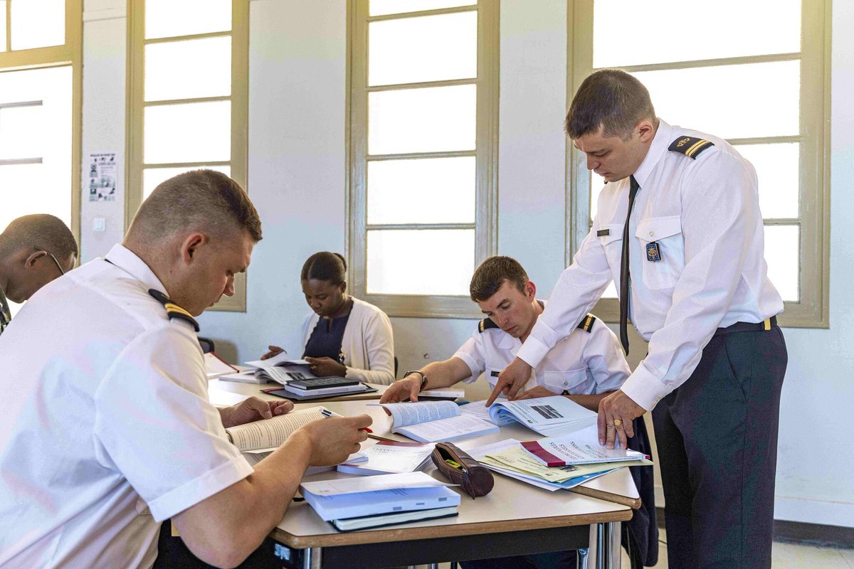 lequotidien509's tweet image. La lieutenante Jhunie Laura Ganeme des forces d'armées d'haiti (@SupportFAdH) a participé au 197ᵉ Cours international militaire sur le #DroitHumanitaire organisé par l’#IIHL à Salon-de-Provence, France, avec le soutien du #CICR. #Défense @lequotidien509 #Htaghaiti #Htagdiaspora