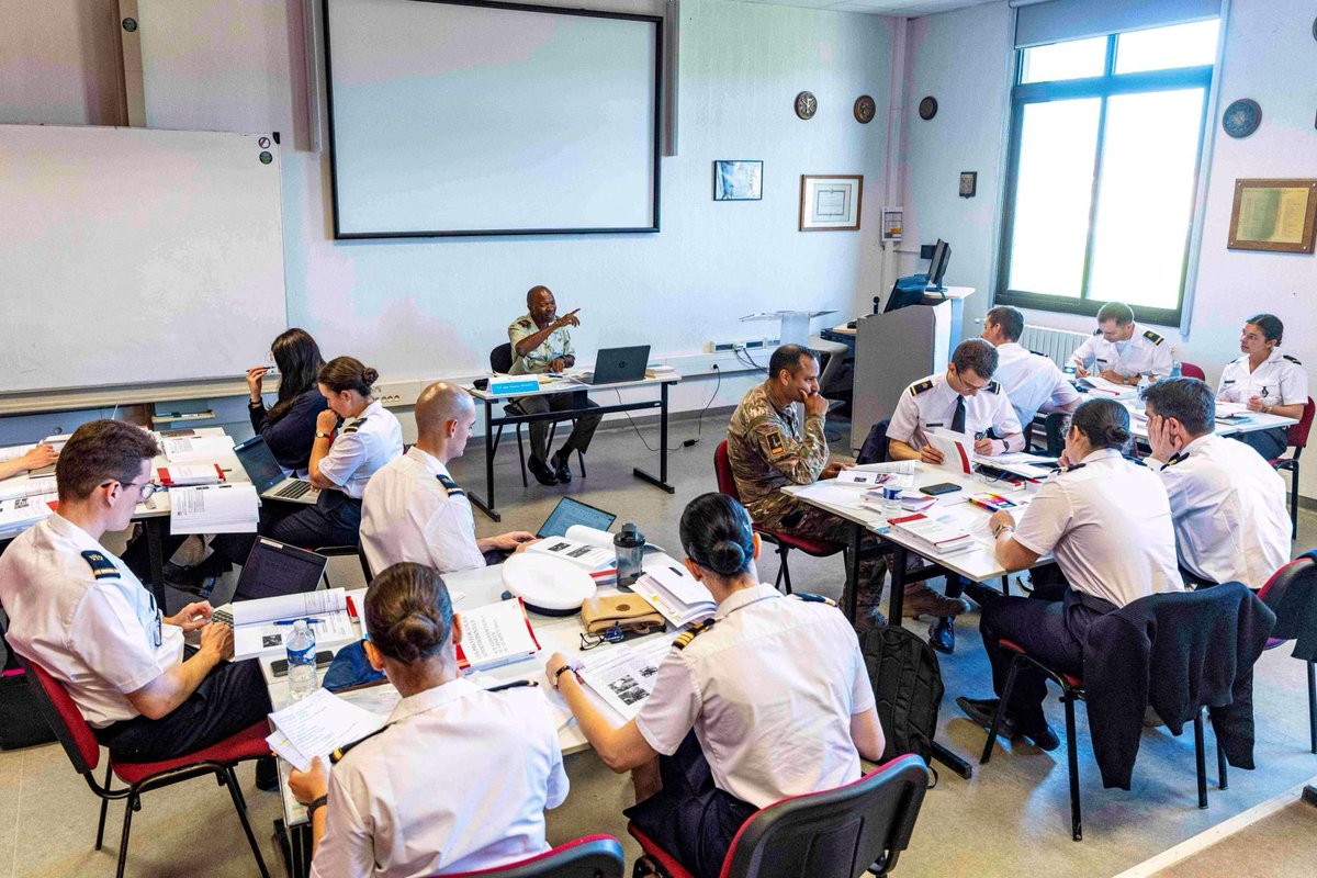 lequotidien509's tweet image. La lieutenante Jhunie Laura Ganeme des forces d'armées d'haiti (@SupportFAdH) a participé au 197ᵉ Cours international militaire sur le #DroitHumanitaire organisé par l’#IIHL à Salon-de-Provence, France, avec le soutien du #CICR. #Défense @lequotidien509 #Htaghaiti #Htagdiaspora