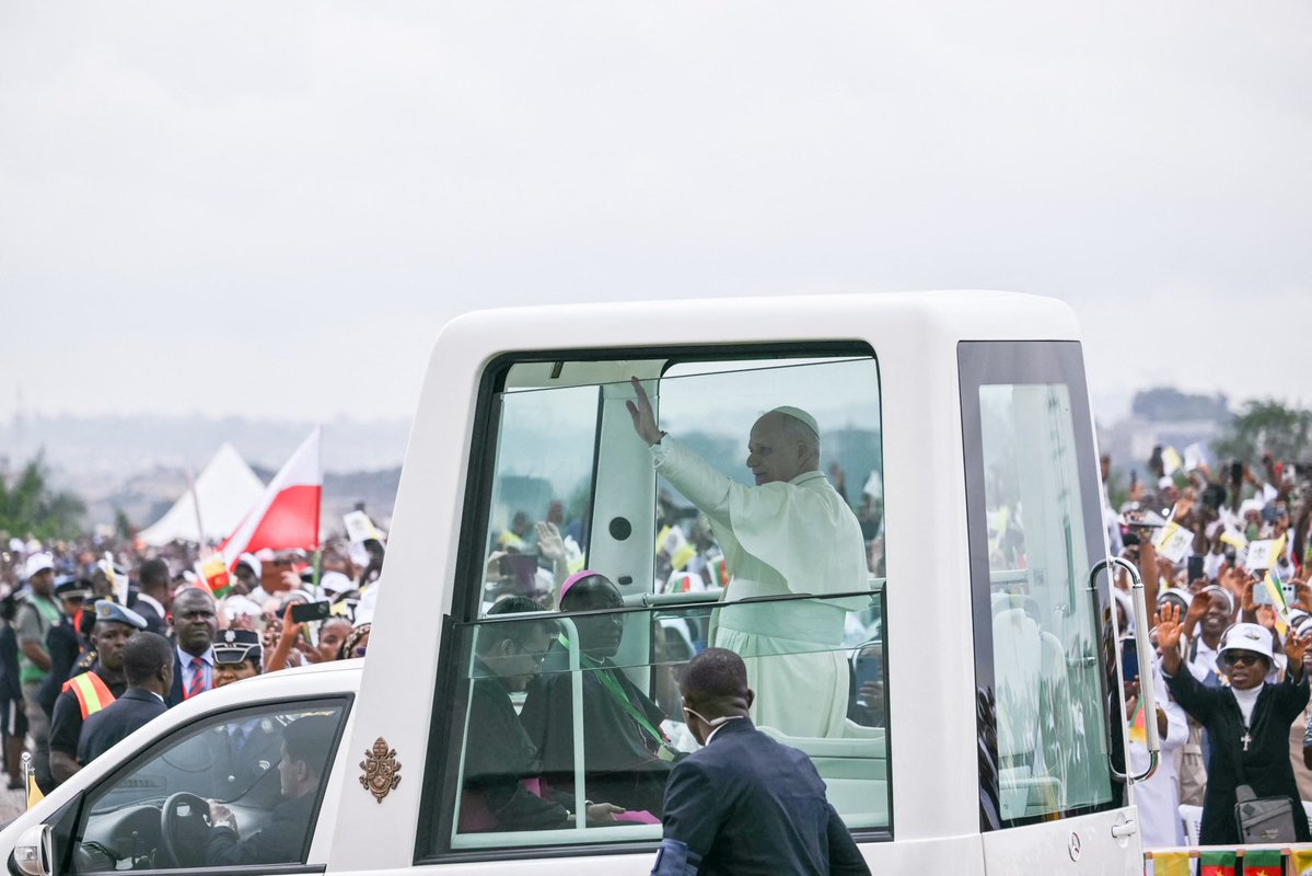 TheCameroonianZ's tweet image. « Je suis très reconnaissant pour votre accueil si chaleureux et pour tous les moments de joie que nous avons vécus ensemble. »

*Messe pontificale du Pape Léon XIV à Yaoundé.

#PapeAuCameroun2026 #Cameroon #PapeLéonXIV