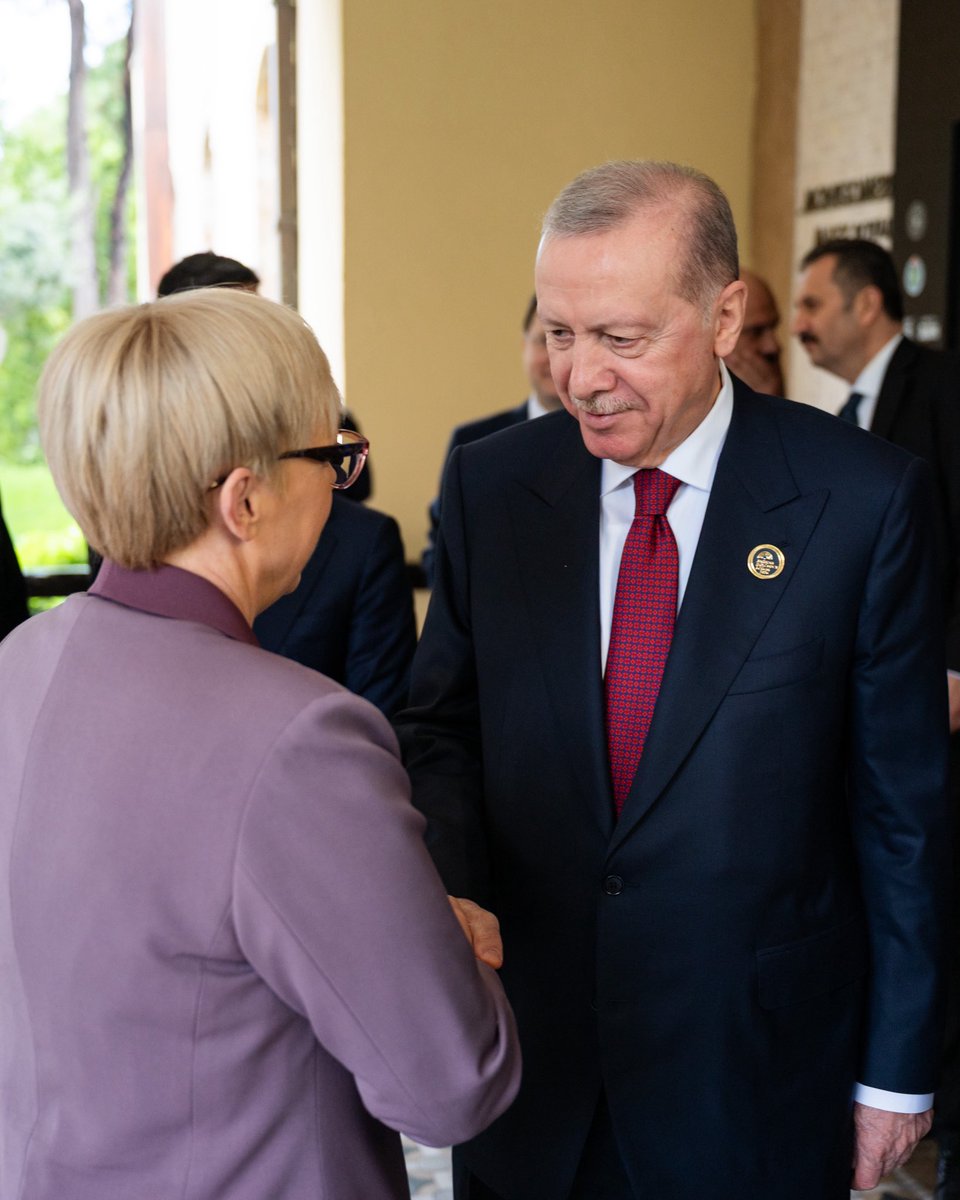 nmusar's tweet photo. Sestala sem se s predsednikom Republike Turčije Recepom Tayyipom Erdoğanom. Potrdila sva dobre in prijateljske odnose med Slovenijo in Turčijo in posebno pozornost namenila gospodarskemu sodelovanju, kjer blagovna menjava med državama še naprej raste. Pomemben del pogovora je bil namenjen tudi razmeram na Bližnjem vzhodu. Poudarila sem, da nadaljnja vojaška eskalacija predstavlja resno grožnjo regionalni in globalni stabilnosti.