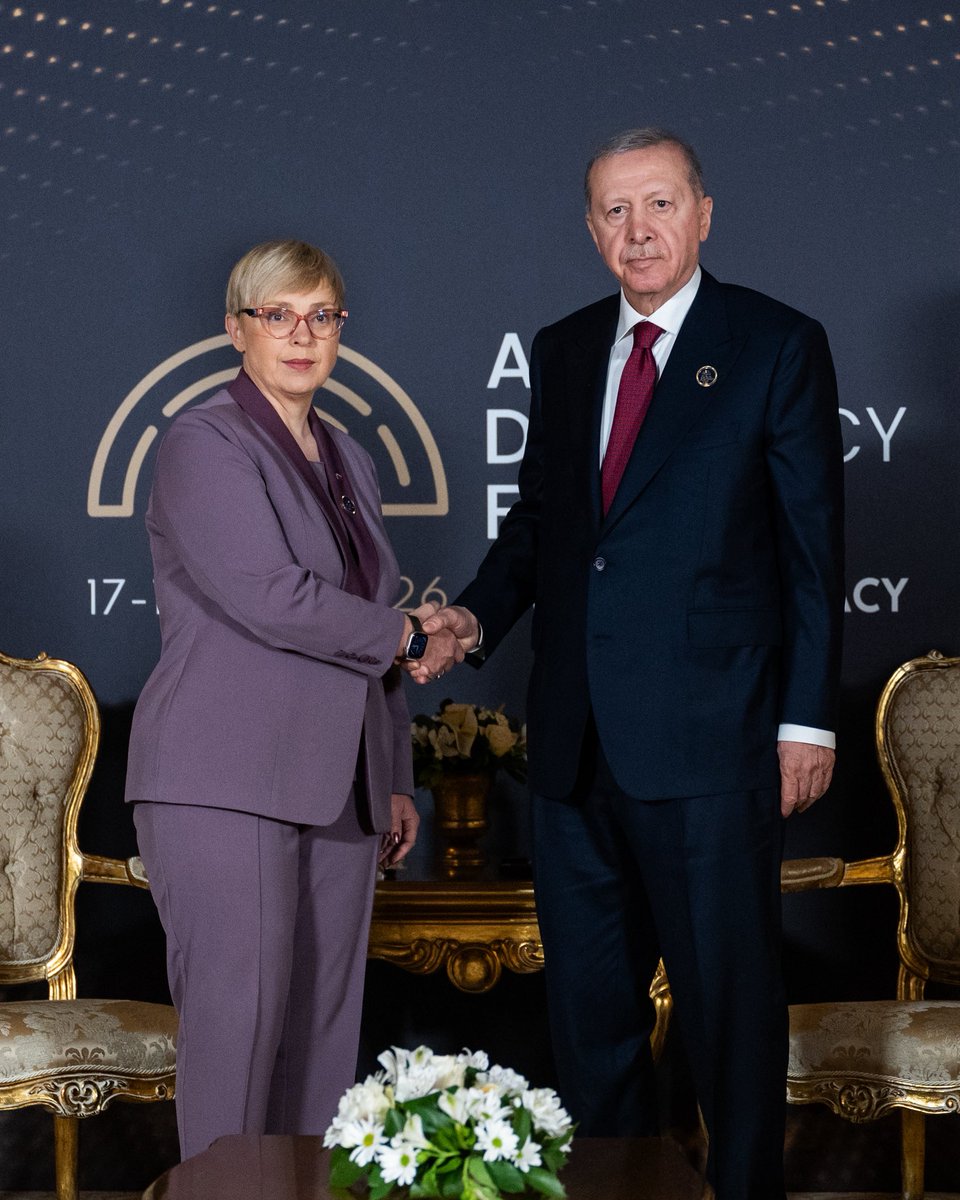 nmusar's tweet photo. Sestala sem se s predsednikom Republike Turčije Recepom Tayyipom Erdoğanom. Potrdila sva dobre in prijateljske odnose med Slovenijo in Turčijo in posebno pozornost namenila gospodarskemu sodelovanju, kjer blagovna menjava med državama še naprej raste. Pomemben del pogovora je bil namenjen tudi razmeram na Bližnjem vzhodu. Poudarila sem, da nadaljnja vojaška eskalacija predstavlja resno grožnjo regionalni in globalni stabilnosti.