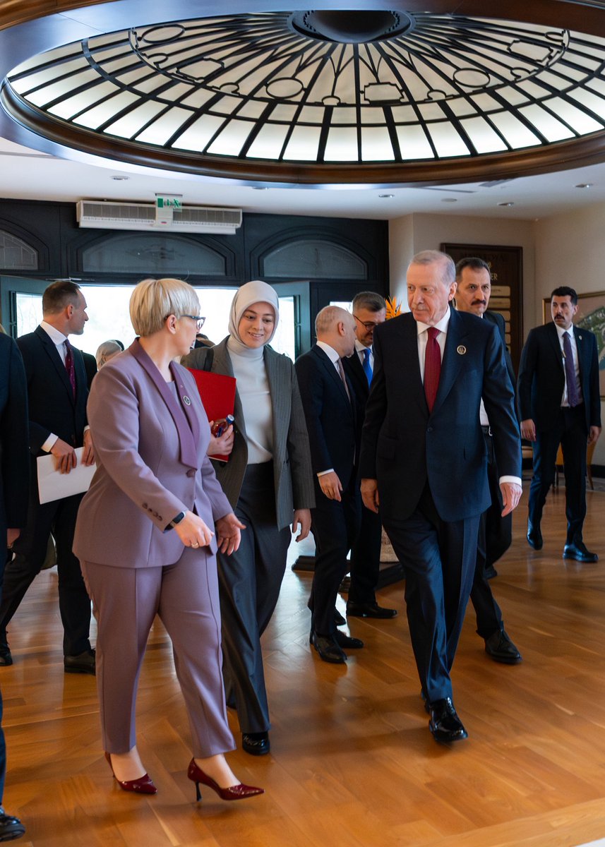 nmusar's tweet photo. Sestala sem se s predsednikom Republike Turčije Recepom Tayyipom Erdoğanom. Potrdila sva dobre in prijateljske odnose med Slovenijo in Turčijo in posebno pozornost namenila gospodarskemu sodelovanju, kjer blagovna menjava med državama še naprej raste. Pomemben del pogovora je bil namenjen tudi razmeram na Bližnjem vzhodu. Poudarila sem, da nadaljnja vojaška eskalacija predstavlja resno grožnjo regionalni in globalni stabilnosti.