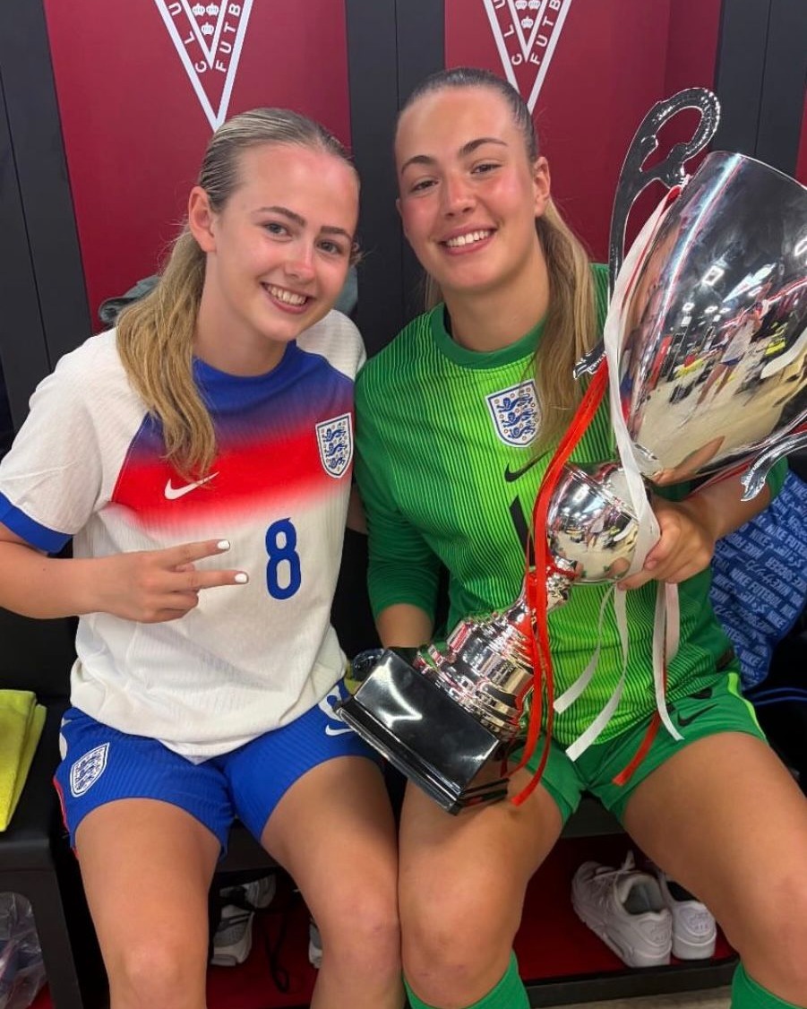 ChelseaFCW's tweet photo. Congrats Katie, Lexi and Chloe 👏

#YoungLionesses