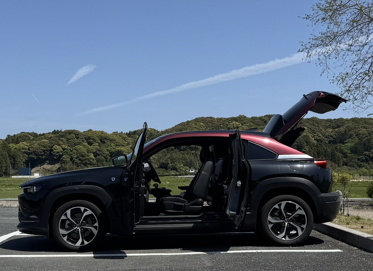 rachmanicat's tweet image. 天気がいいので近くの公園でオープン！😊

#mazda #MX30 #ロータリーEV