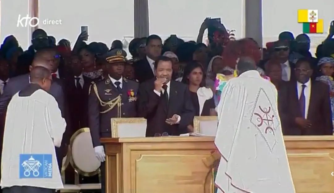 TheCameroonianZ's tweet image. Le président Paul Biya et la Première Dame Chantal Biya recevant le corps du Christ.

*Messe pontificale du Pape Léon XIV à Yaoundé.

#PapeAuCameroun2026 #Cameroon #PapeLéonXIV
