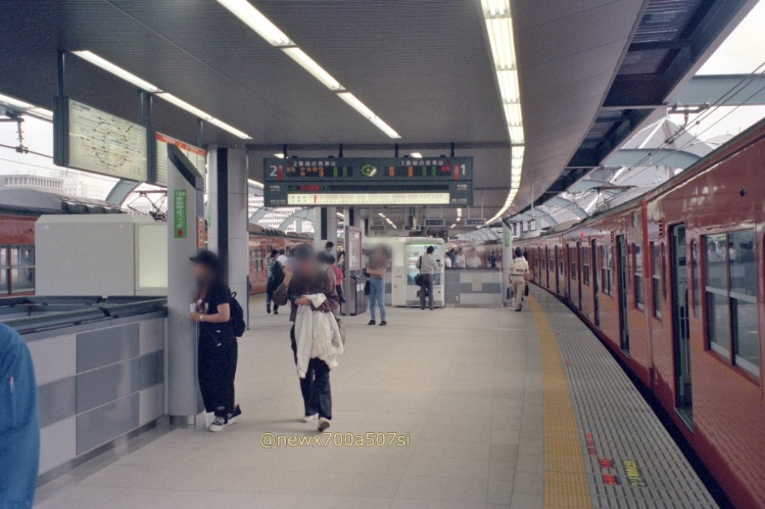 newx700a507si's tweet image. 高架化されて間もない頃の東京駅1・2番ホーム。車両は当然201だし、細かいところに時代を感じるような。