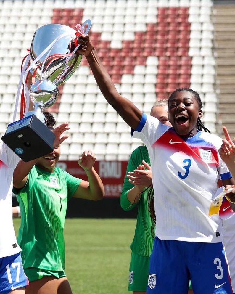 ChelseaFCW's tweet photo. Congrats Katie, Lexi and Chloe 👏

#YoungLionesses