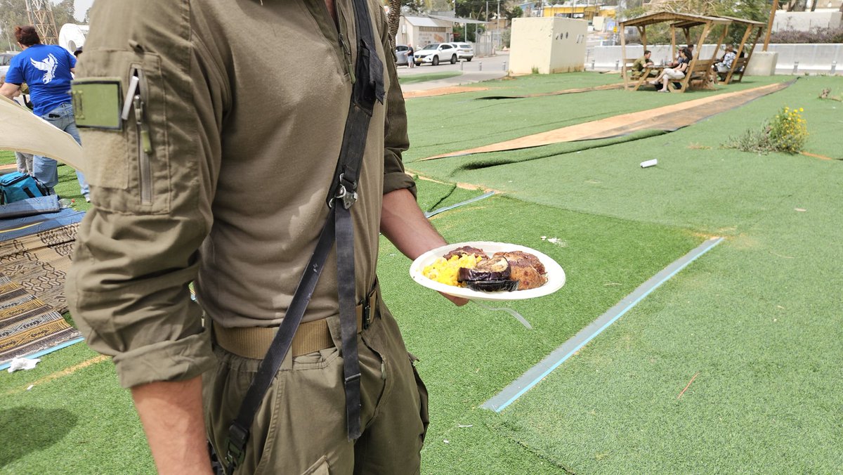 כיף לתת אוכל טעים ישר מהמנגל לחיילים שלנו, שיצאו מהבסיס ושמחו למזון איכותי בשבת. מנגל ולא כלא - זאת הישראליות האמיתית!