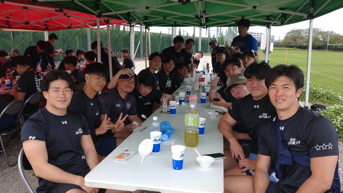 今日は新入生歓迎会を行いました。
新入生の写真を撮りわすれ、4年テーブルはリラックスした様子。来週はオープン戦です。
#福岡工業大学
#大学ラグビー
#一部写真を加工しています