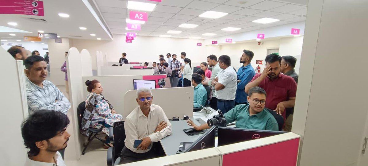 क्षेत्रीय पासपोर्ट कार्यालय, अहमदाबाद के अंतर्गत विभिन्न डाकघर पासपोर्ट सेवा केन्द्रों पर कार्यरत डाक विभाग के स्टाफ (CSEs) के लिए आज दिनांक 18.04.2026 को पासपोर्ट सेवा केंद्र, विजय क्रॉसरोड, अहमदाबाद मे एक पुनर्बोध प्रशिक्षण सत्र का आयोजन किया गया। समय-समय पर आयोजित किए जाने