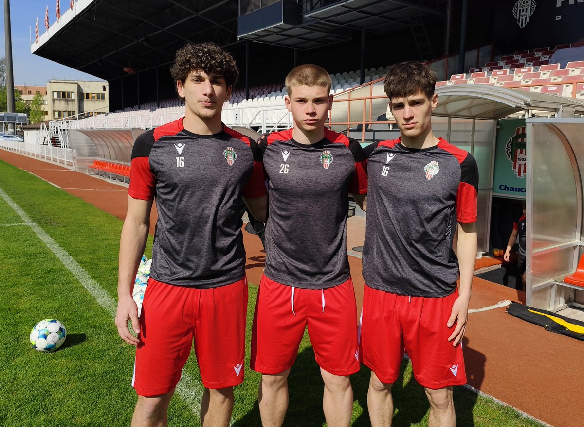 fkvz1903's tweet photo. Mladý pušky kam se podíváš! V dnešním ostrém předzápasovém tréninku s 🅰️ týmem i trio Guminski, Studený a Suchan z U19 ... 🤍❤️
#mladez #spolecne https://t.co/pUocUZdIz6
