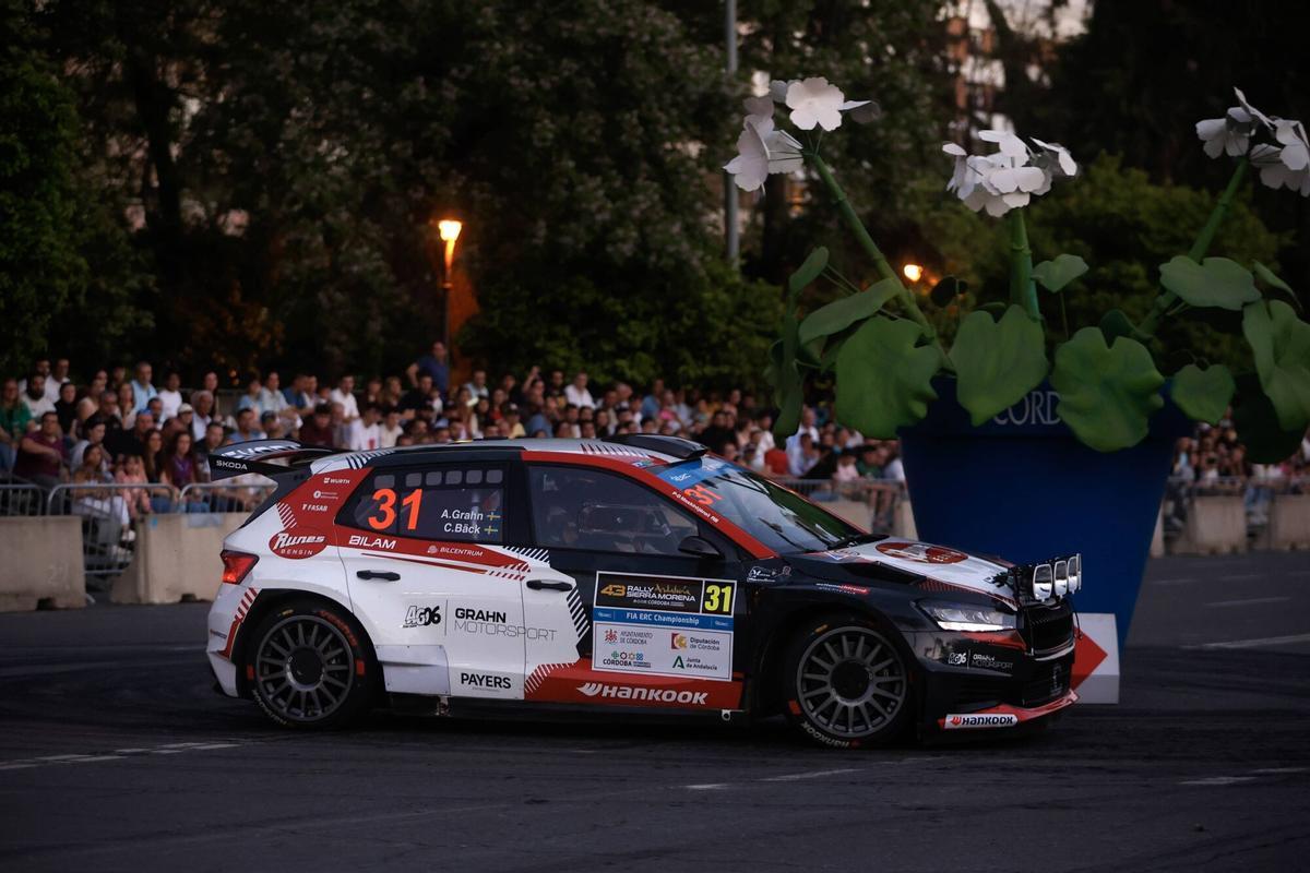 Han puesto los maceteros gigantes de la feria del año pasado como obstáculos en el tramo urbano del Rallye Sierra Morena. Compraron esta movida y ahora no saben que hacer con ella. Me meo