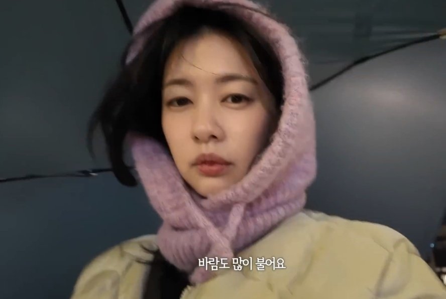 sohyojo's tweet photo. fico meio doente da cabeça com a beleza da somin, obrigada pelo vlog de 26 minutos comendo. https://t.co/tKTcQvYAr5