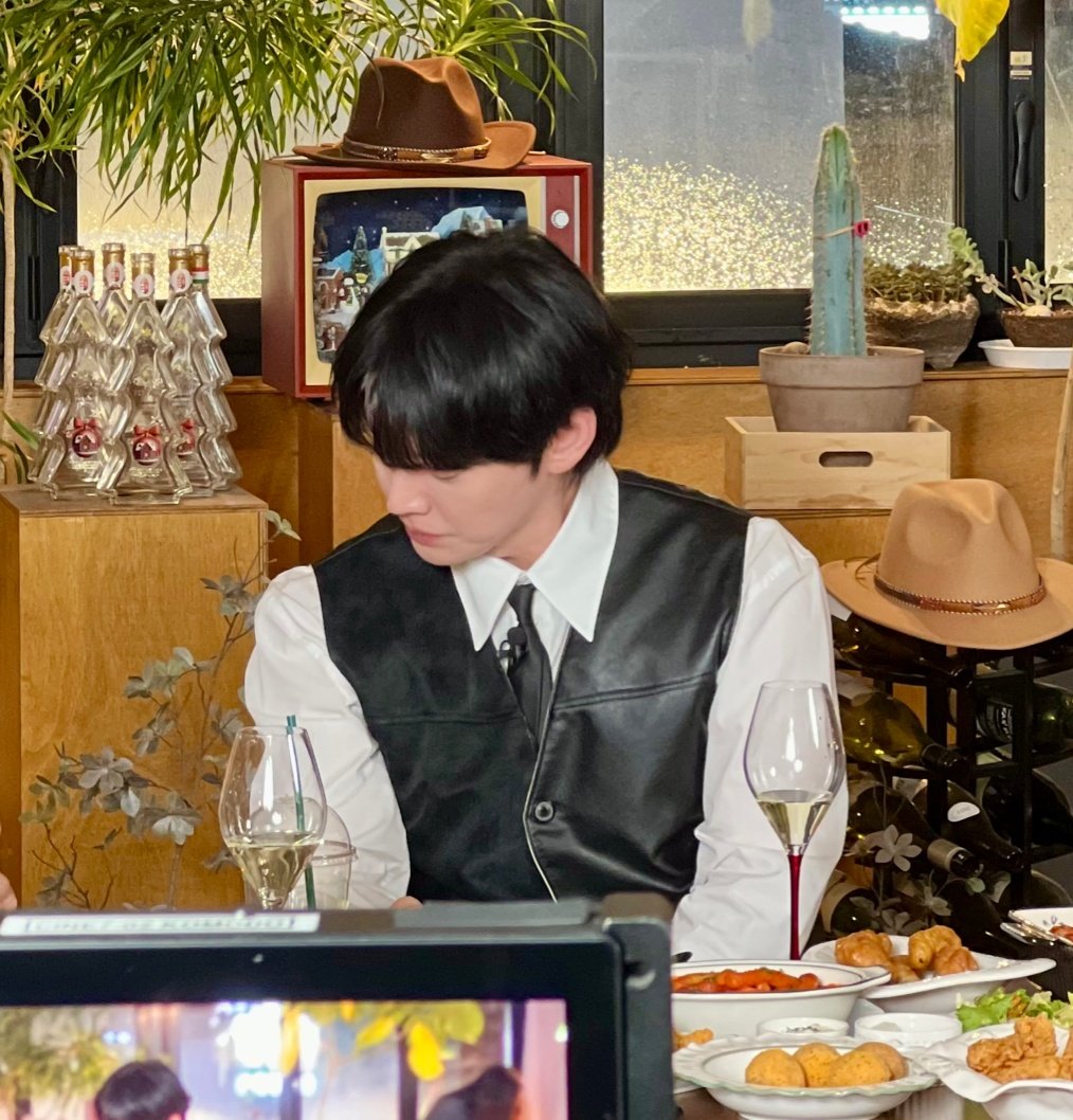 항상 혼자 와서 다른 사람한테는 눈길도 안 주고 어리바리 바텐더 하나만 놀려먹는 이상한 손님