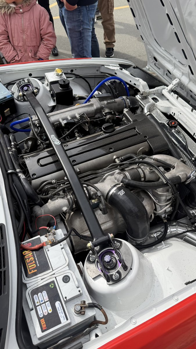Drew_SLR's tweet photo. Vous reconnaissez le moteur et la caisse dans laquelle c’est monté ? https://t.co/eyZf09cXxd